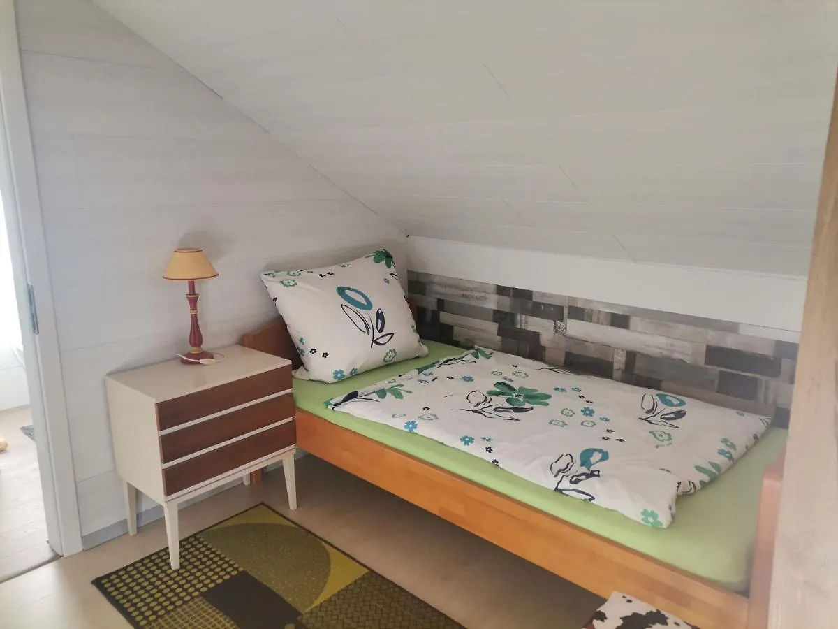 GästeZimmer im DG Dachschräge mit kleinem Bad WLAN, TV und Parkplatz Lachen Apartment