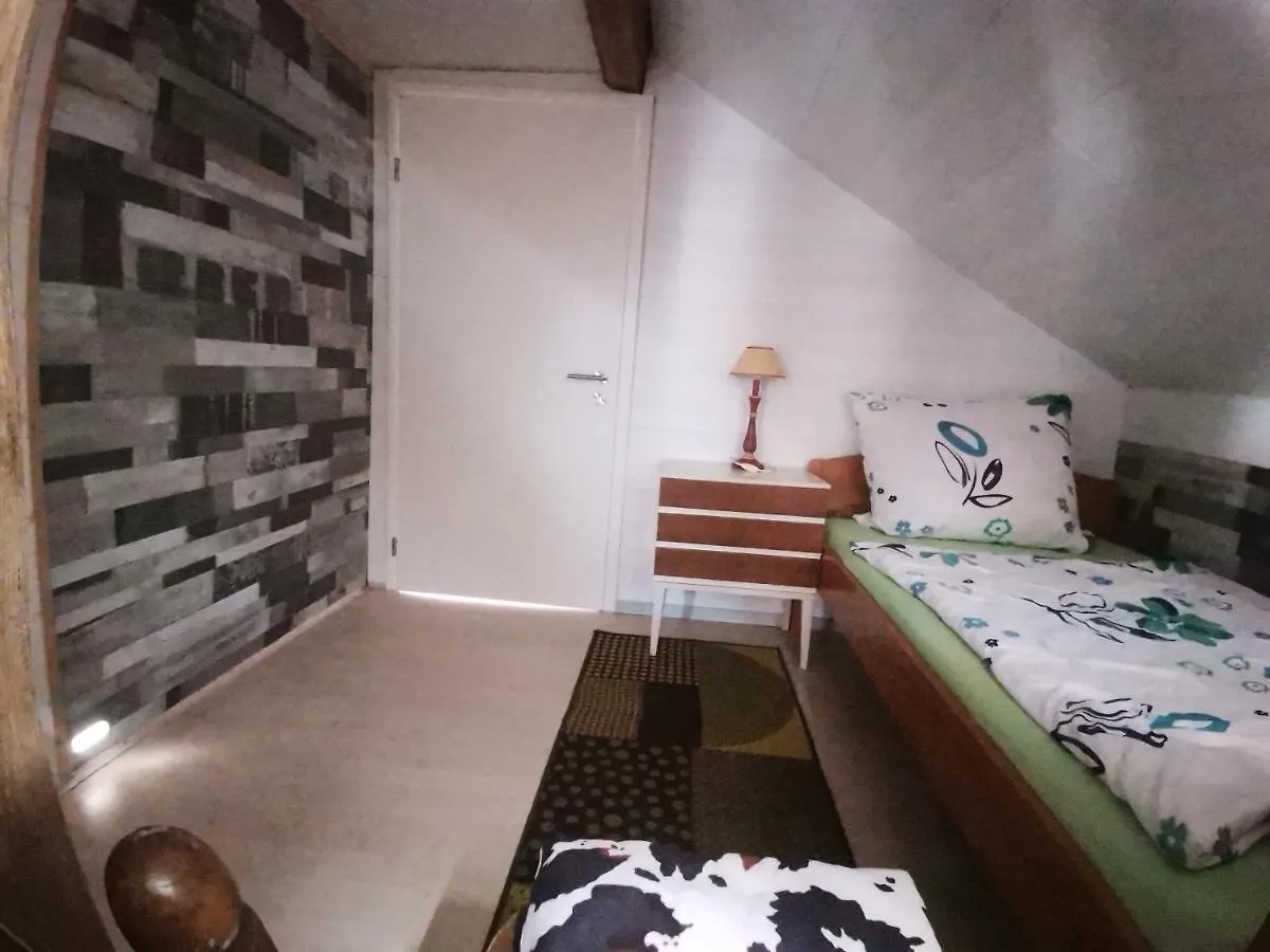 Apartment GästeZimmer im DG Dachschräge mit kleinem Bad WLAN, TV und Parkplatz Lachen