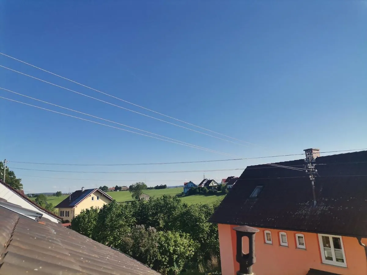 GästeZimmer im DG Dachschräge mit kleinem Bad WLAN, TV und Parkplatz Lachen