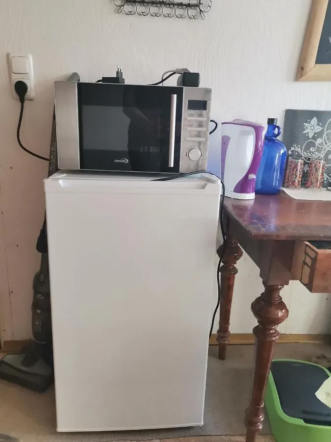 GästeZimmer im DG Dachschräge mit kleinem Bad WLAN, TV und Parkplatz Lachen Apartment