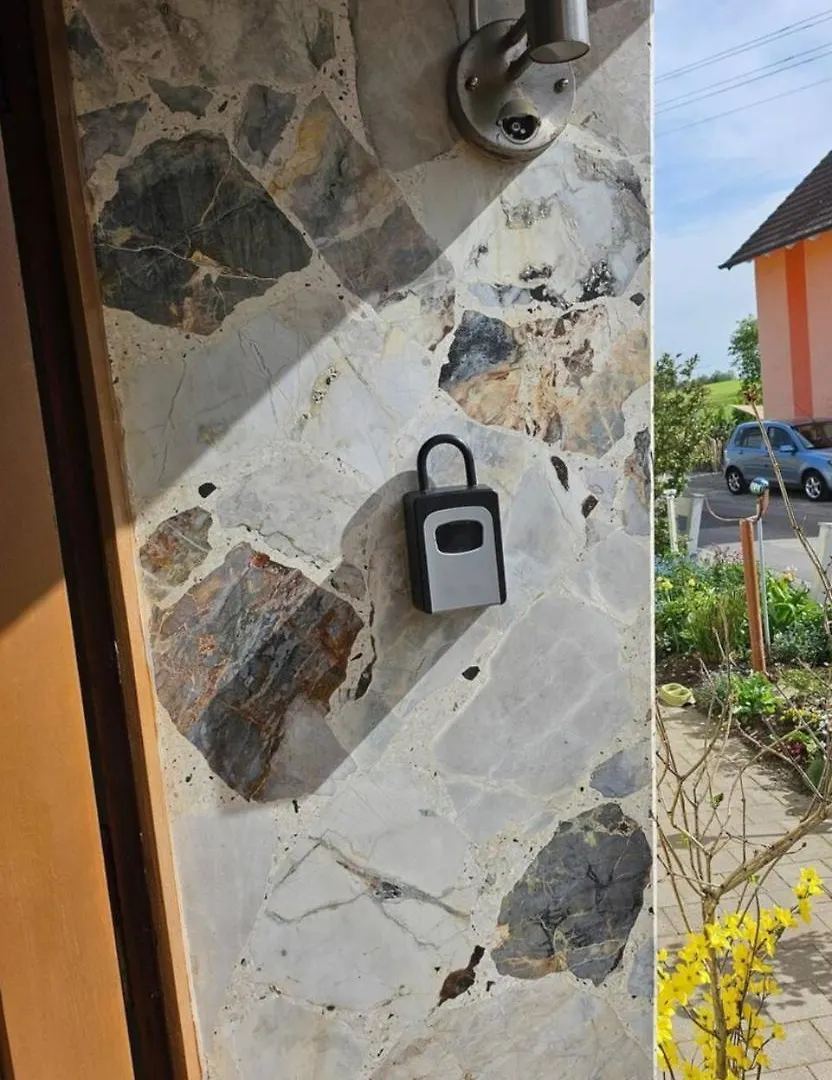 GästeZimmer im DG Dachschräge mit kleinem Bad WLAN, TV und Parkplatz Lachen Deutschland