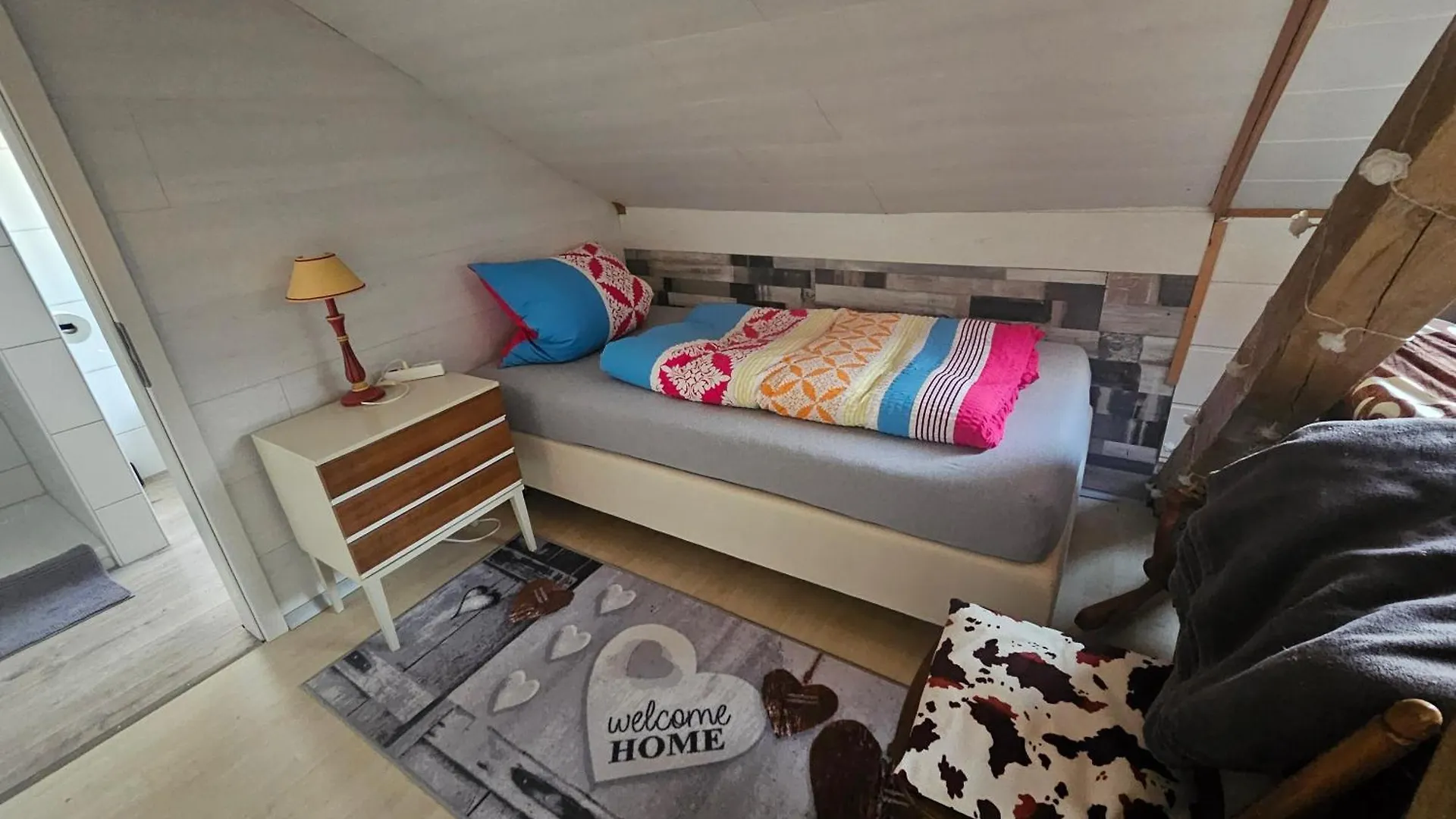 Apartment GästeZimmer im DG Dachschräge mit kleinem Bad WLAN, TV und Parkplatz Lachen