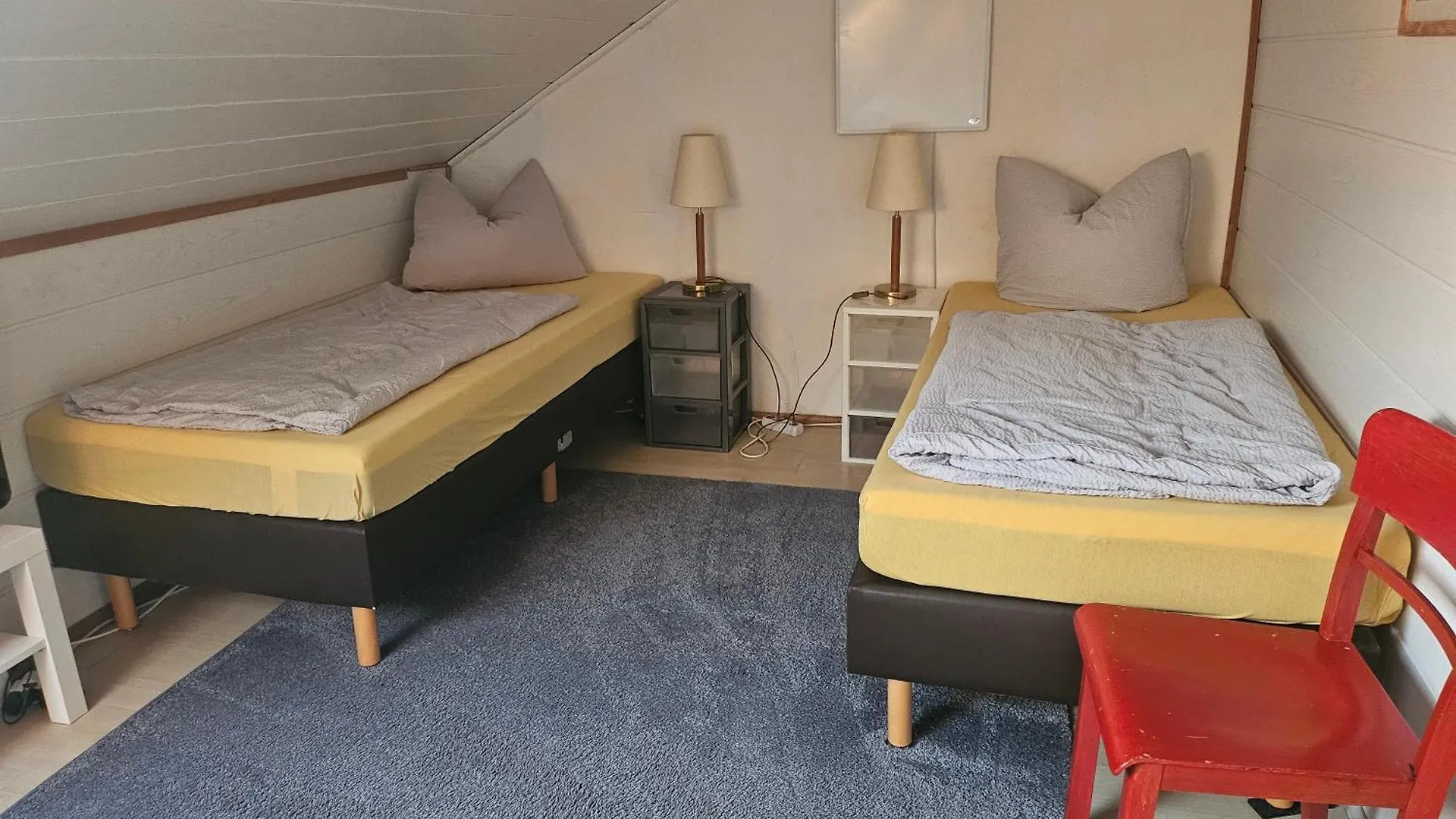 GästeZimmer im DG Dachschräge mit kleinem Bad WLAN, TV und Parkplatz Lachen 0*,  Deutschland